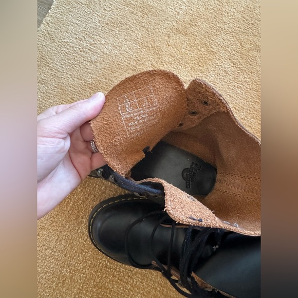 🍂NWOT Dr. Martens LEONA WOMEN'S VINTAGE SMOOTH LEATHER HEELED BLACK BOOTS - Picture 15 of 16